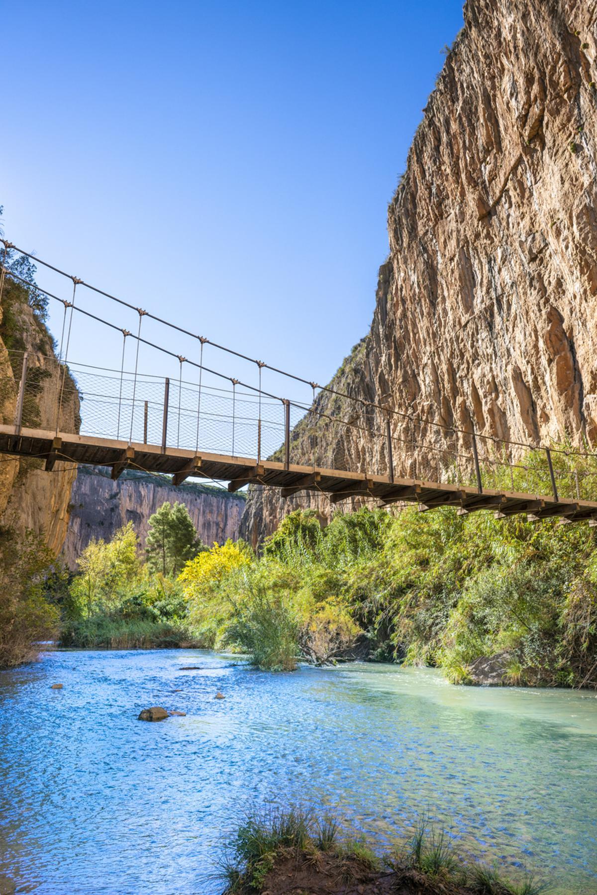 La ruta cruza dos puentes colgantes.