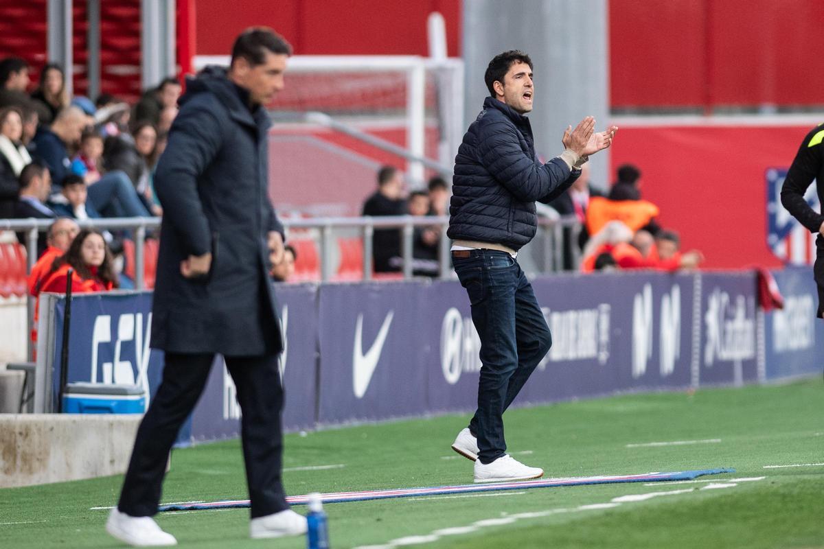 Íñigo Vélez anima a sus jugadores con Fernando Torres en primer plano en el Atlético Madrileño-FC Cartagena