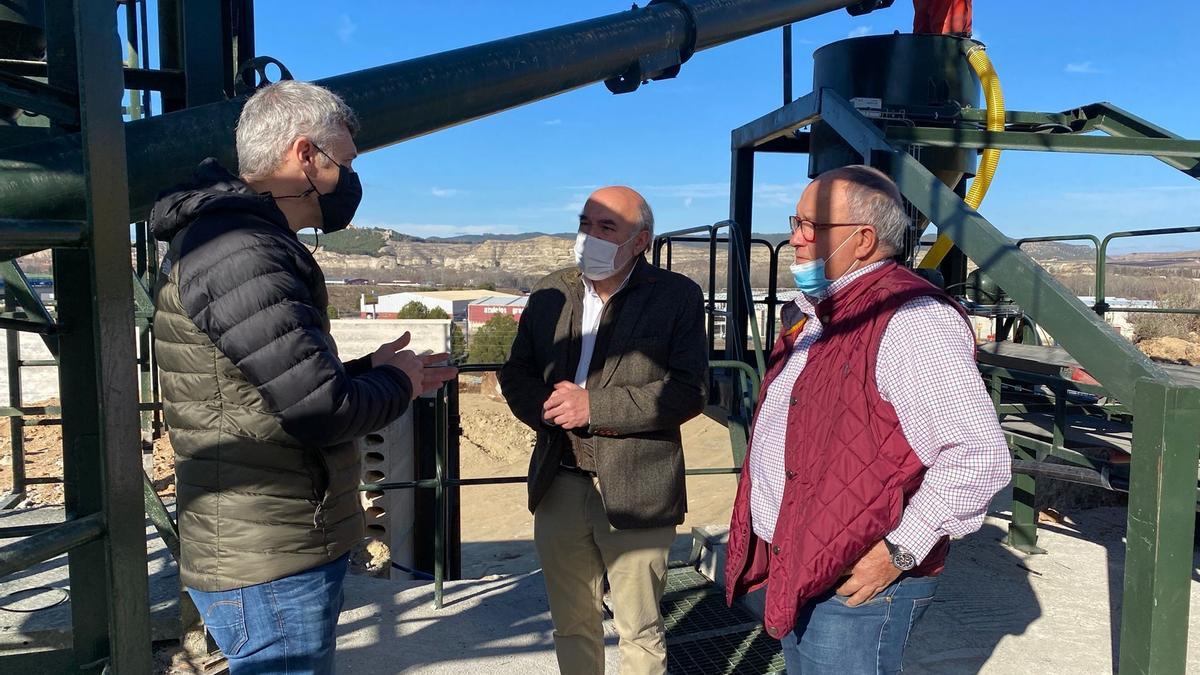 El alcalde de Calatayud durante la visita a las instalaciones de la empresa