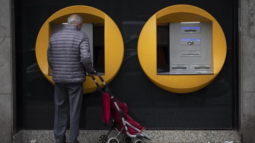 La desaparición forzosa de las cartillas bancarias acelera la exclusión financiera de los mayores