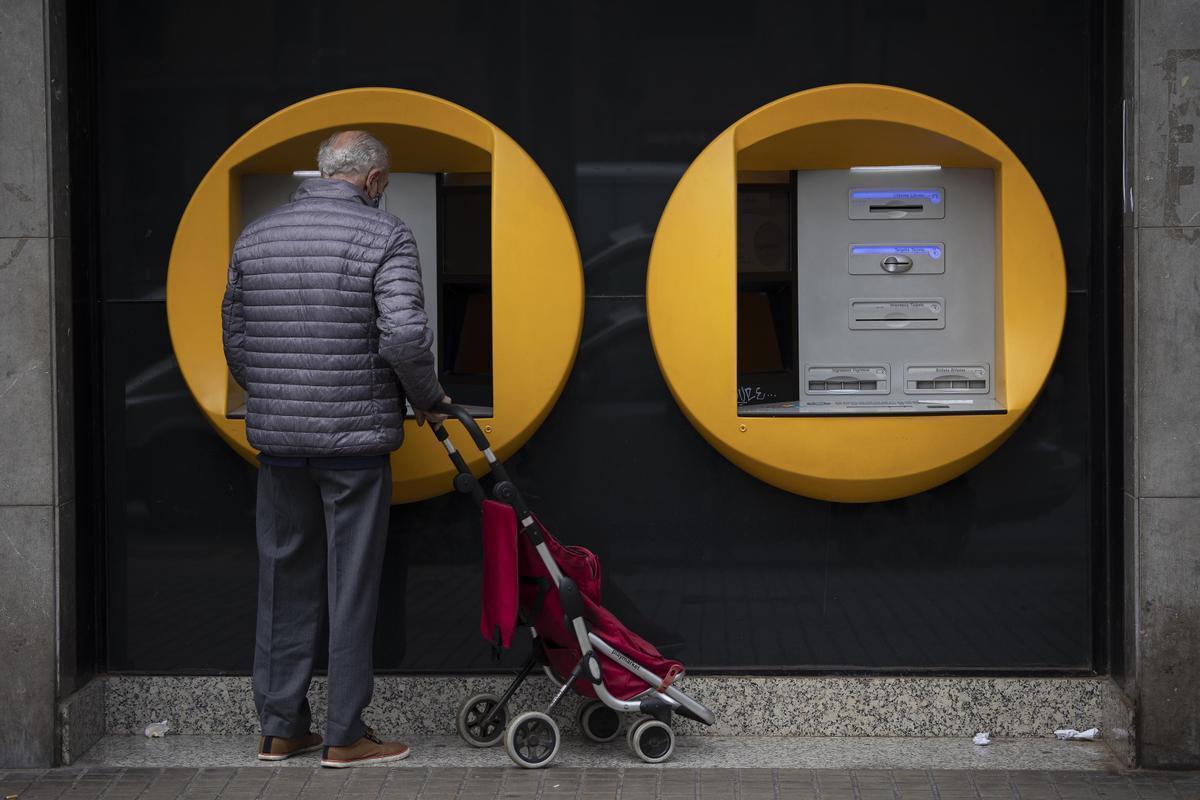 La banca es compromet a mantenir les llibretes dels clients més grans de 65 anys