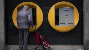 La desaparición forzosa de las cartillas bancarias acelera la exclusión financiera de los mayores.