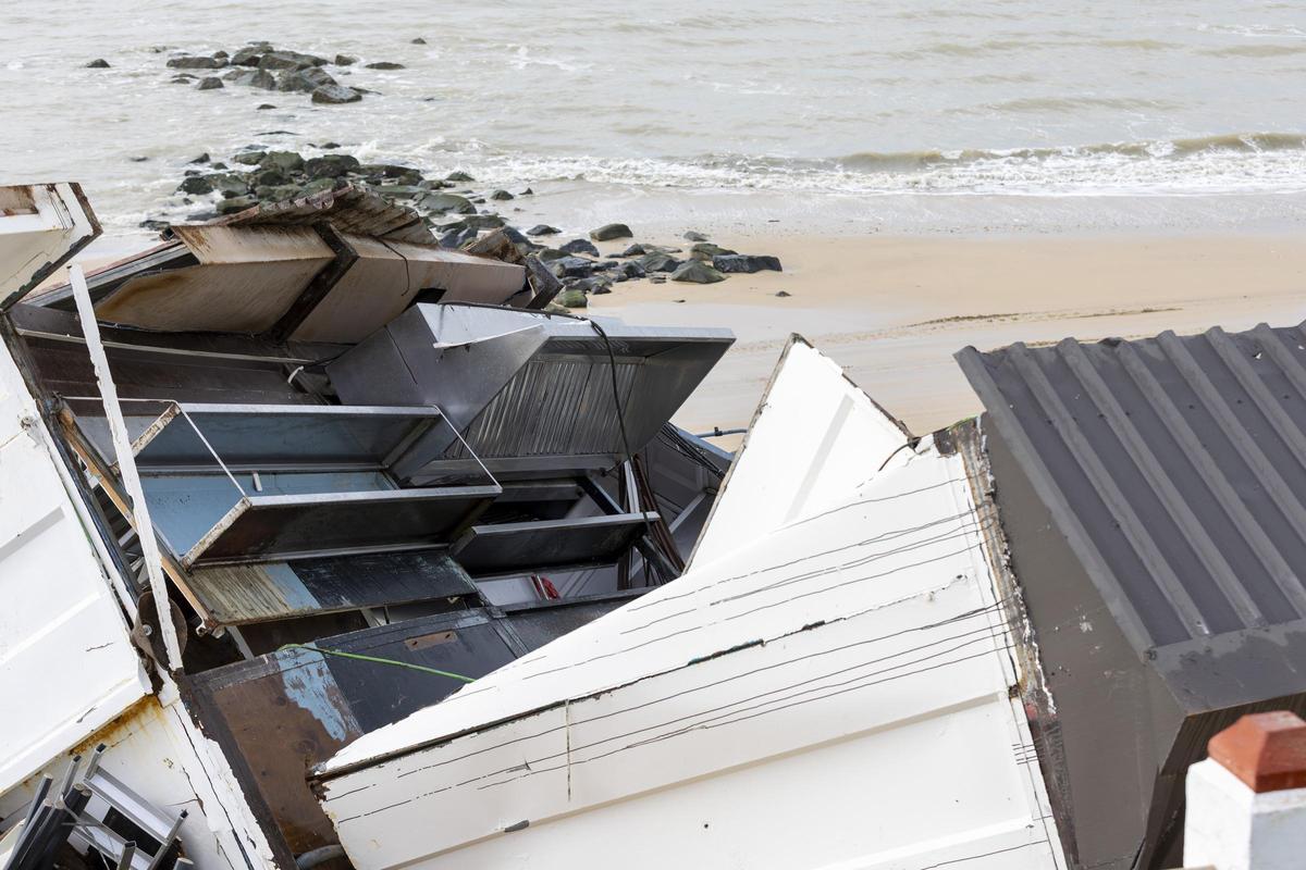 Restos de la cocina del chiringuito Altomar, en la playa de Matalascañas.
