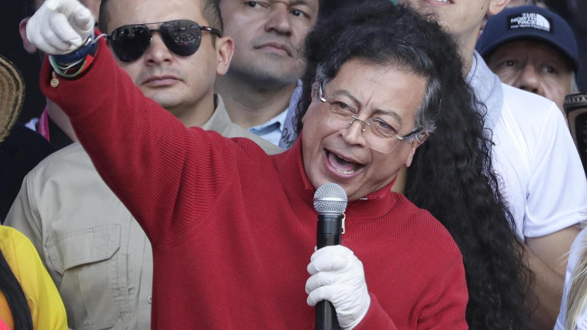 Petro tacha de "fraude" el rechazo del Senado a la consulta popular y convoca a protestas