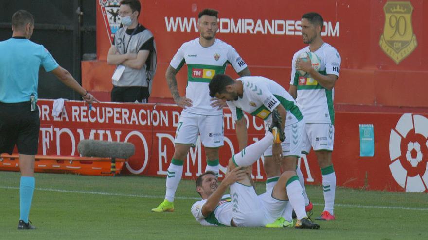 Manuel Sánchez se duele de un golpe, durante el encuentro frente al Mirandés