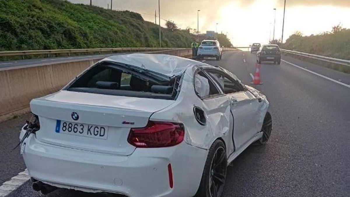 Estado en que quedó el BMW que provocó un accidente múltiple el pasado 17 de abril en la autopista del Norte de Tenerife.