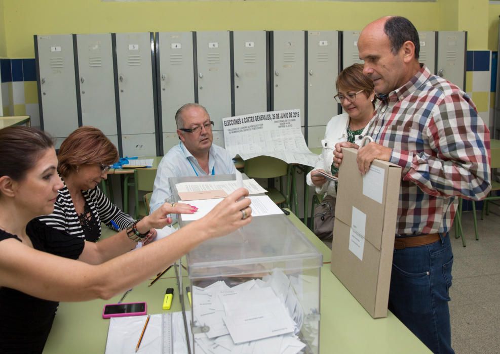 FRANCISCO MORENO VOTA CON EL SISTEMA BRAILLE