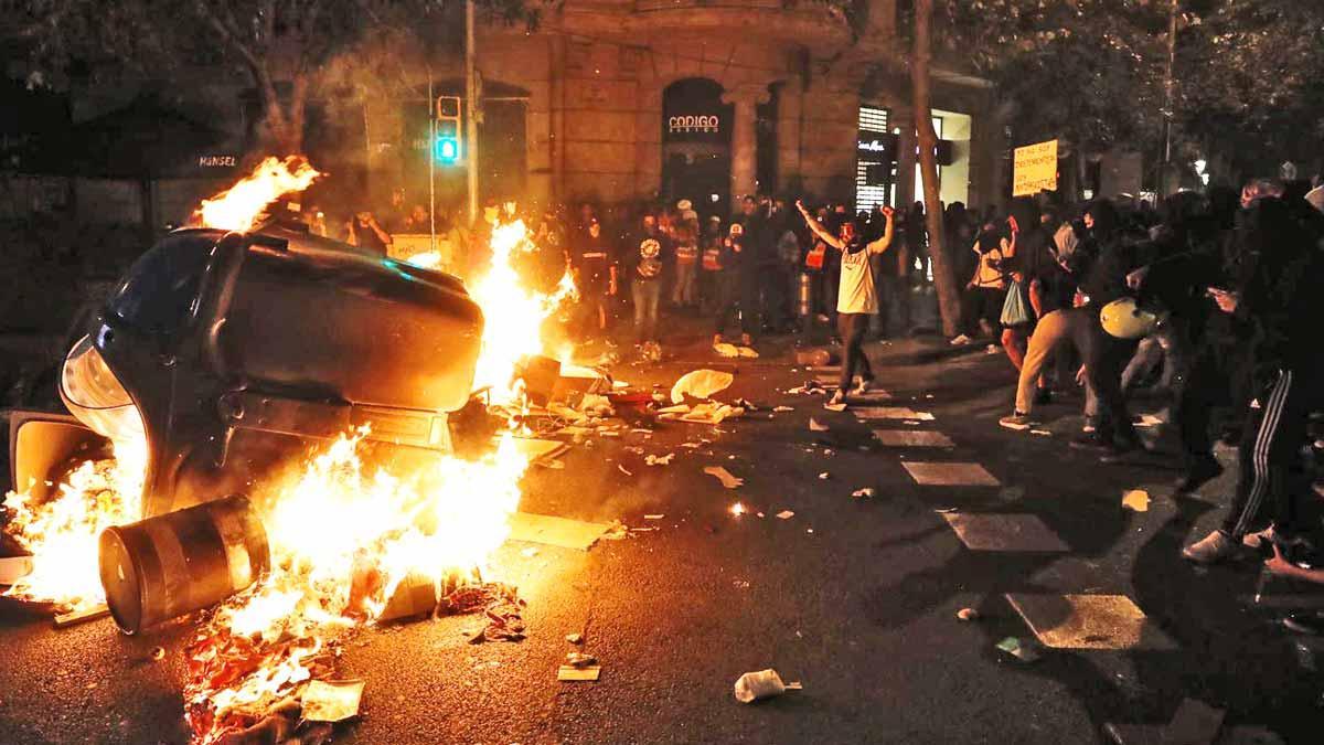 Quema de contenedores en el centro de Barcelona.