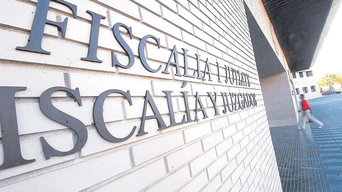 Una persona entra en el edificio de la Audiencia Provincial de Castellón.