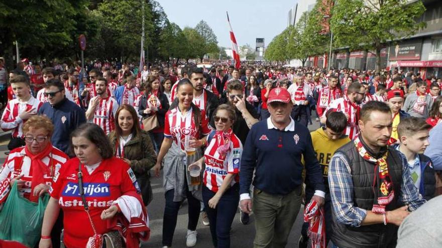 Aficionados del Sporting, en los aledaños de El Molinón antes del partido frente al Villarreal.