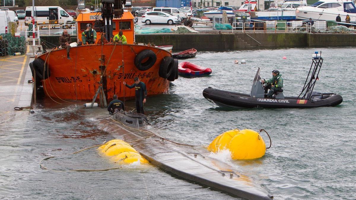 Trabajos para reflotar el 'narcosubmarino' hallado en Cangas de Morrazo.