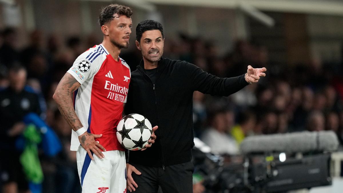 Ben White recibiendo instrucciones de Mikel Arteta