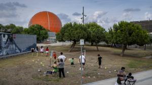 Unos niños juegan a Voleyyball en el parque de l’Escorxador, en Badalona, en un casal gratuïto y de acceso libre que organiza la associació La Rotllana.