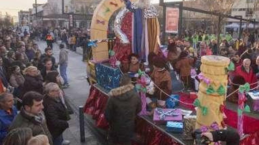 Su Majestad, en las calles de Tomiño. // D.B.M.