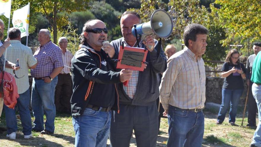 José Manuel Soto sujeta el megáfono en una manifestación en Porto de Sanabria por el arreglo de la carretera.