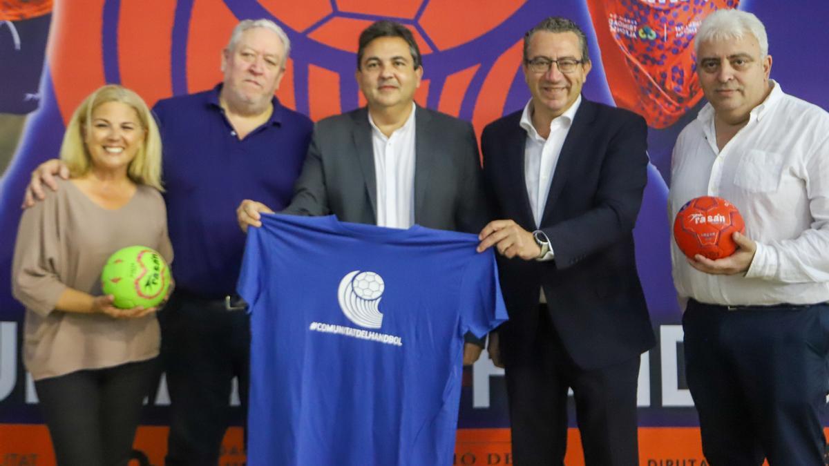 Presentación Benidorm CESA'23 (izq - dcha):  Mariló Cebreros, concejal deportes Ayuntamiento Benidorm; Javier Abínzano, presidente Balonmano Benidorm; Pedro Fuertes, presidente FBMCv; Toni Pérez, alcalde Ayuntamiento Benidorm y Jaume Alvado, directivo Balonmano Benidorm.