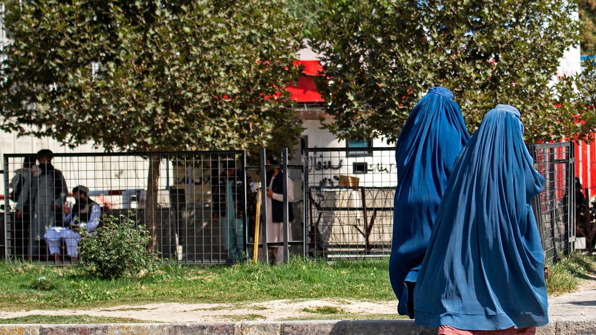 Dos mujeres pasan frente a la embajada rusa en Kabul tras el ataque, este lunes.