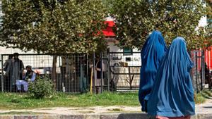 Dos mujeres pasan frente a la embajada rusa en Kabul tras el ataque, este lunes.