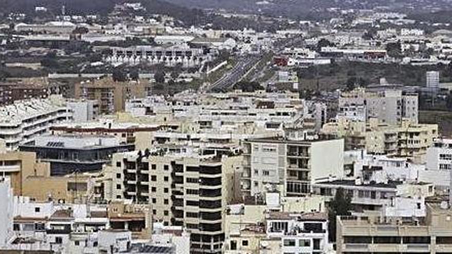 Parte de la ciudad de Eivissa, con la autovía de Sant Antoni al fondo.