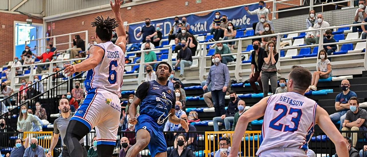 Speight tras lanzar el balón decisivo en el triunfo del Oviedo ante el Alicante en Pumarín. |