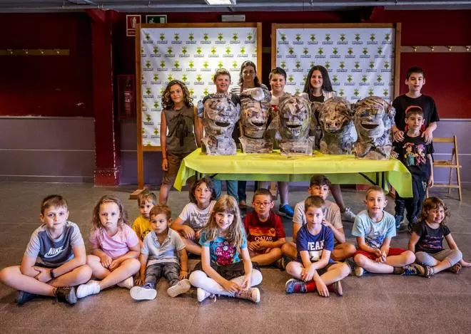 La mainada de Capmany s’implica en la creació de cinc capgrossos