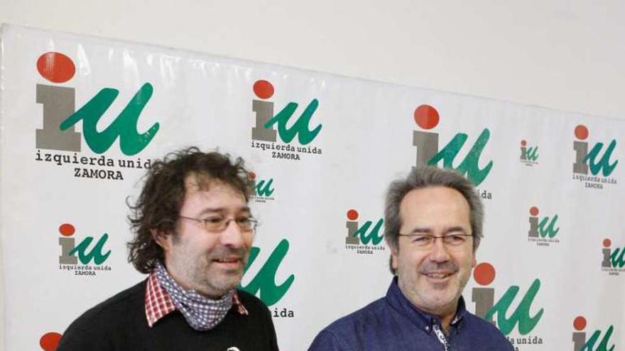 Miguel Ángel Viñas (izquierda) y Francisco Guarido, de IU.