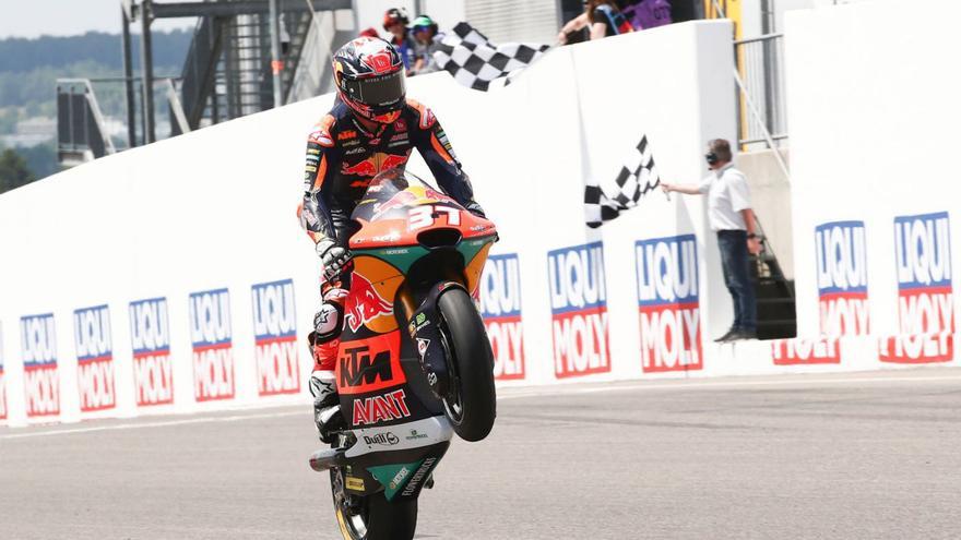 Pedro Acosta, celebrando su victoria en el Gran Premio de Alemania. | GOLD AND GOOSE