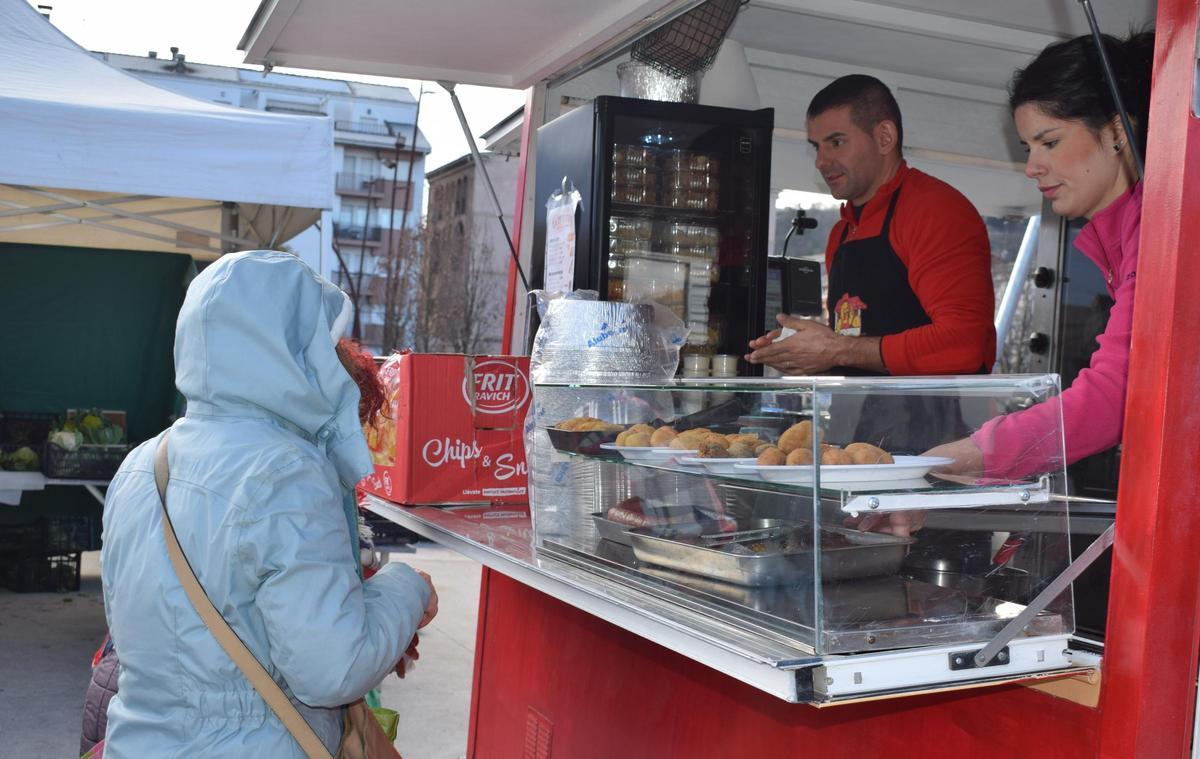 La Tituteca, parada de pollastres a l'ast i menjar casolà del mercat dels dimecres a Gironella