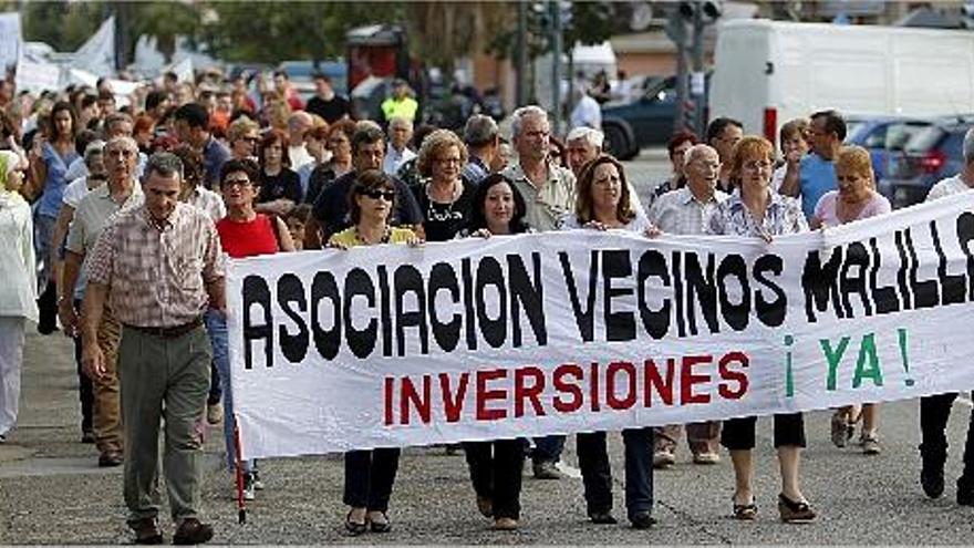 Los vecinos de Malilla recorrieron las calles del barrio para revindicar mejores equipamientos.