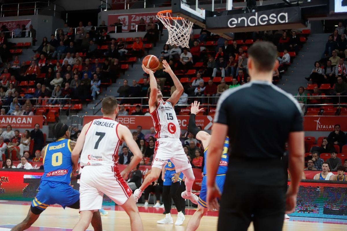 Joaquín lanza a canasta durante el duelo europeo ante el Peristeri en el Felipe