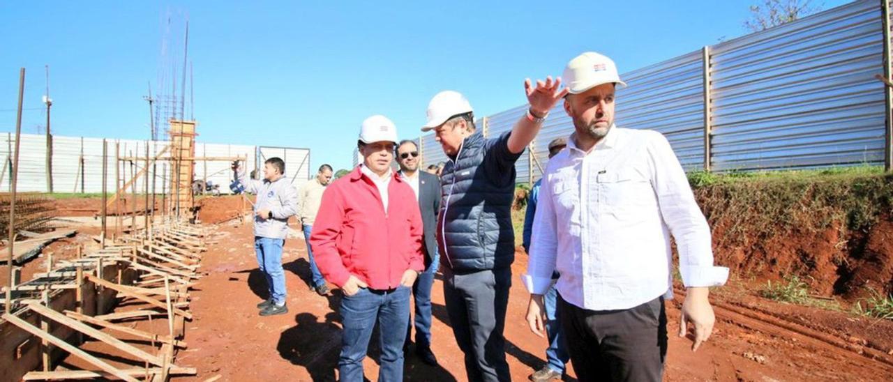 El consejero delegado de South Atlantic Company, Lucio Tortosa (d.), de visita en las obras.