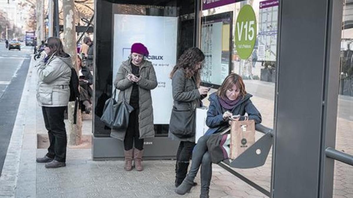 Una de las nuevas marquesinas inteligentes del paseo de Gràcia.