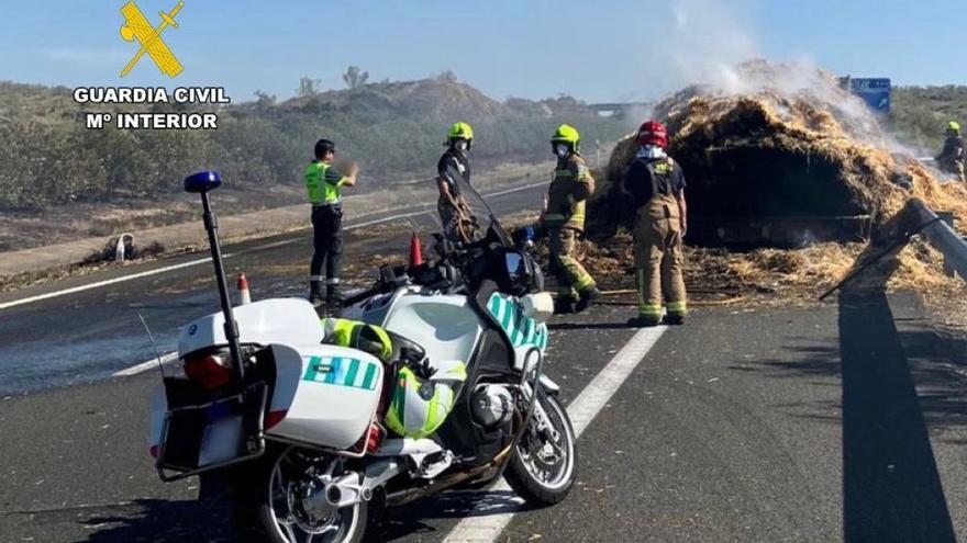 Un camión cargado de paja arde cerca de Hinojal y obliga a corta la A-66