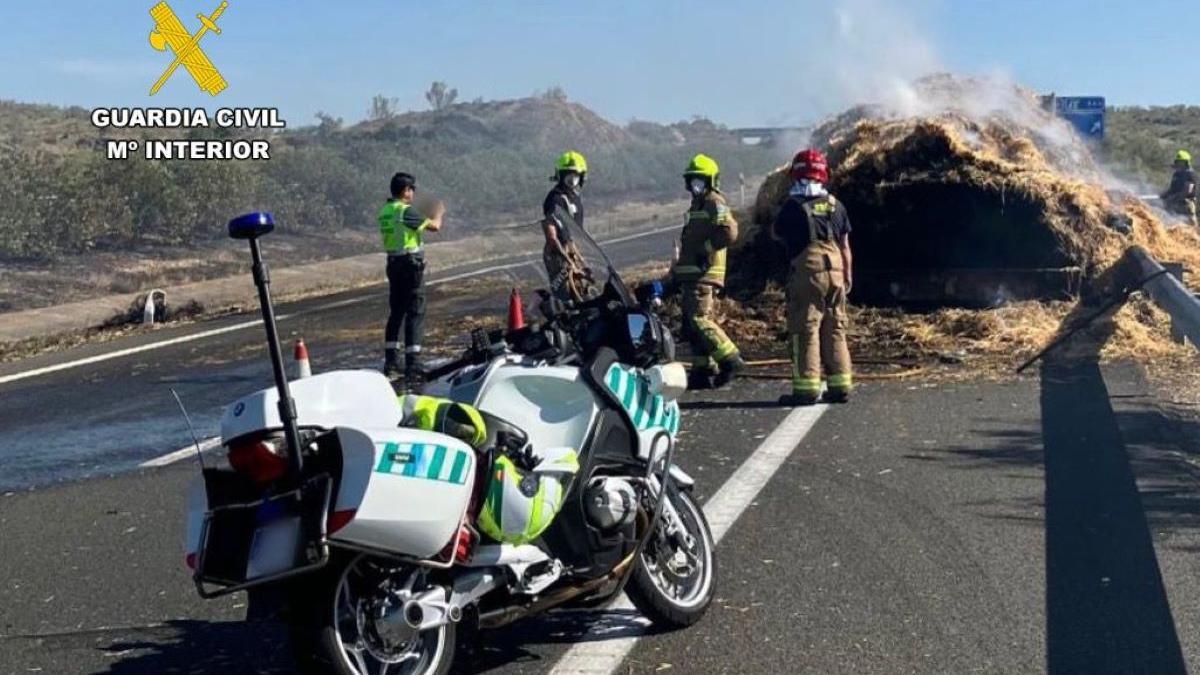 Un camión cargado de paja arde en la A-66 a la altura de Hinojal