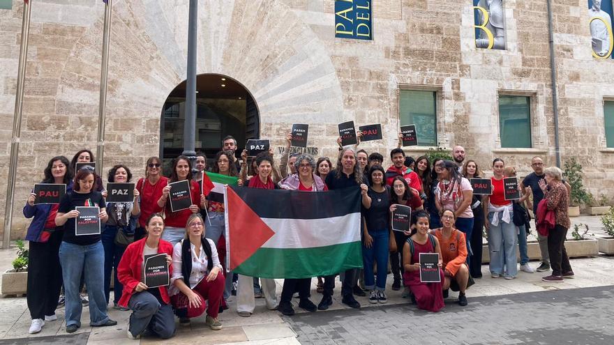 Representantes de las oenegés llevan el parón a la puerta de las Corts.