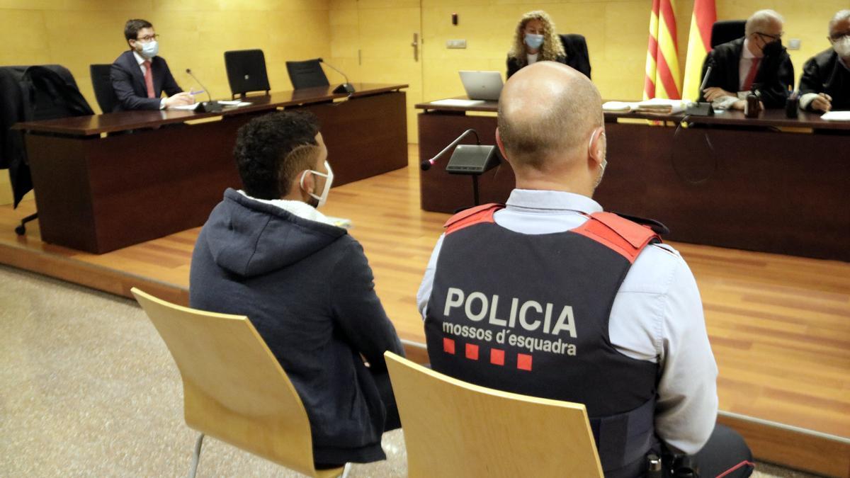 D'esquenes i custodiat pels Mossos, el pare que va abusar de la filla de 9 anys a Salt i Figueres