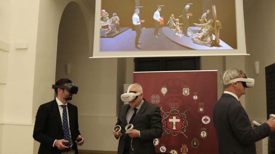 El director general de Desarrollo Digital de la UCAM, el presidente del Cabildo y el de la Archicofradía, visitando el primer metaverso cofrade de España, el del Museo del Cristo de la Sangre, creado por la Católica.