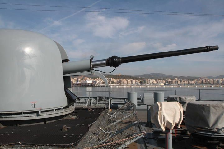 Die Fregatte "Hamburg" im Hafen von Palma