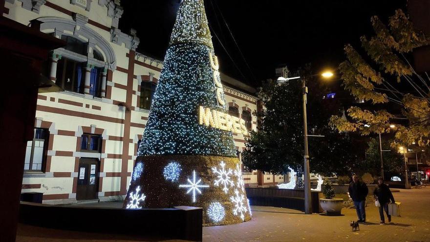 Mieres enciende su iluminación navideña con un espectáculo sorpresa