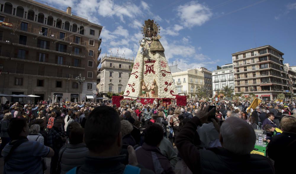 La Mare de Déu luce su manto en la Plaza de la Virgen