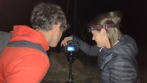 Lorena Elisabeth muestra a su hijo la fotografía donde ha podido captar una aurora boreal en el Observatori de Castelltallat.