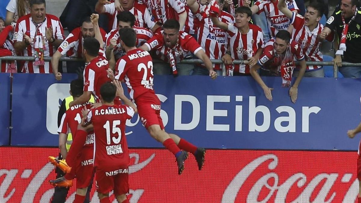 Los jugadores del Sporting celebran el gol de Burgui con los aficionados asturianos desplazados a Eibar.