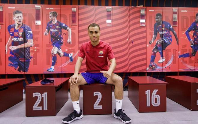 Sesión fotográfica de Sergiño Dest con la camiseta del FC Barcelona en el Camp Nou.