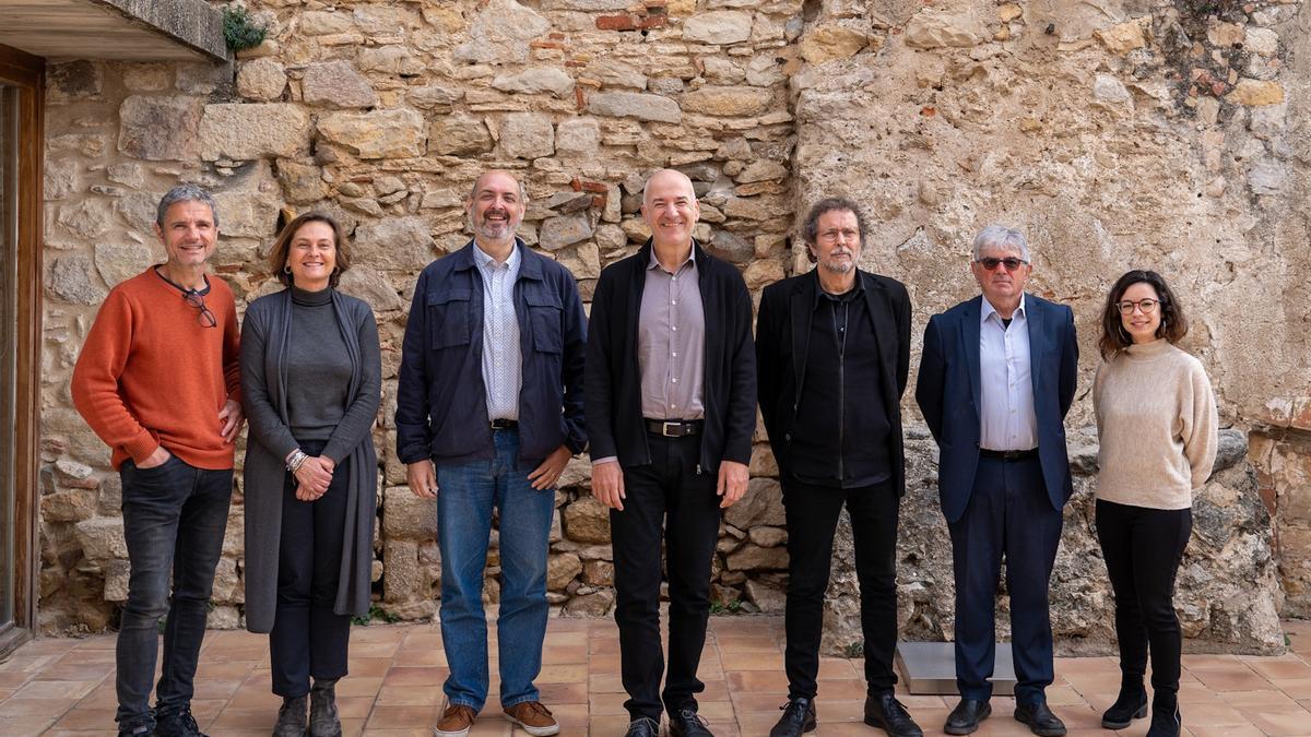 Representants de la UdG i l'APPEC, amb el director de la càtedra Lluís Costa, després de la signatura del conveni