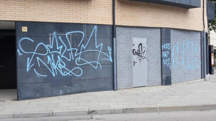 Indignació a Llançà per la proliferació de pintades al carrer