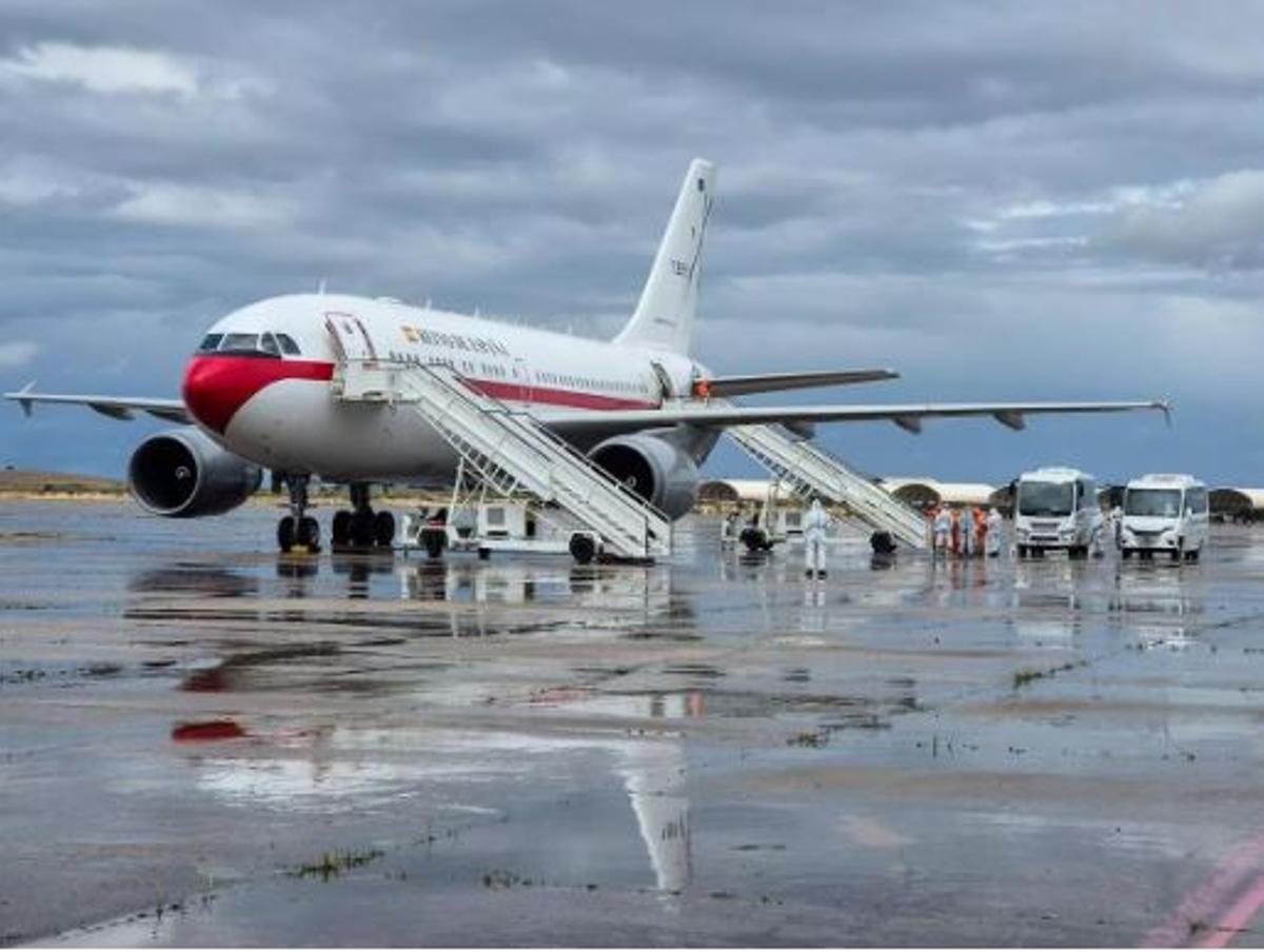 La llegada de los 14 pasajeros españoles del MV Hondius a la base aérea madrileña de Torrejón, en imágenes