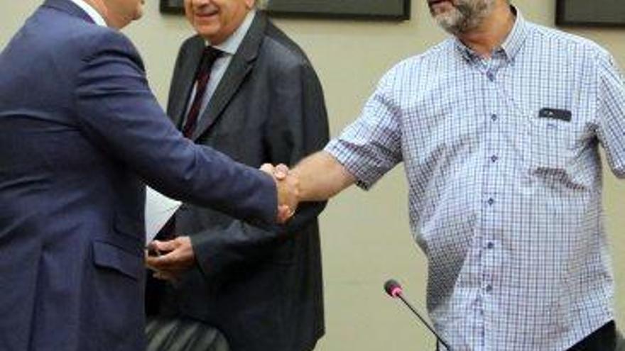 El director d&#039;Eulen España, Emilio García, i el representant sindical Juan Carlos Giménez es donen la mà sota la mirada de l&#039;àrbitre Marcos Peña