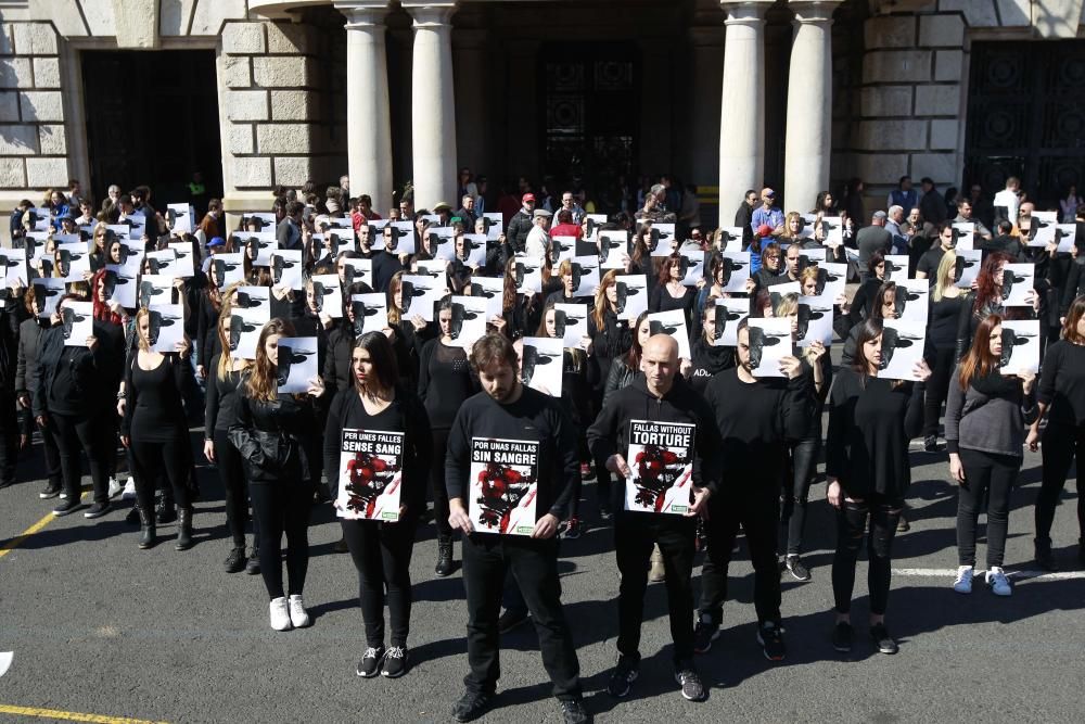 Los antitaurinos se concentran a las puertas del ayuntamiento de Valencia