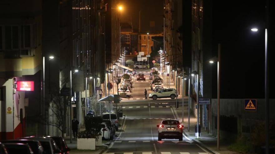 Alumbrado público en una céntrica calle de Bueu. |   // SANTOS ÁLVAREZ