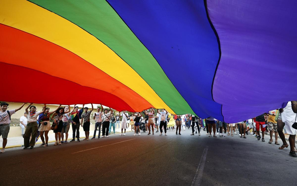 El profesorado de Asturias será sancionado con hasta 150.000 euros si no educa en la diversidad sexual, alertan los colectivos feministas.